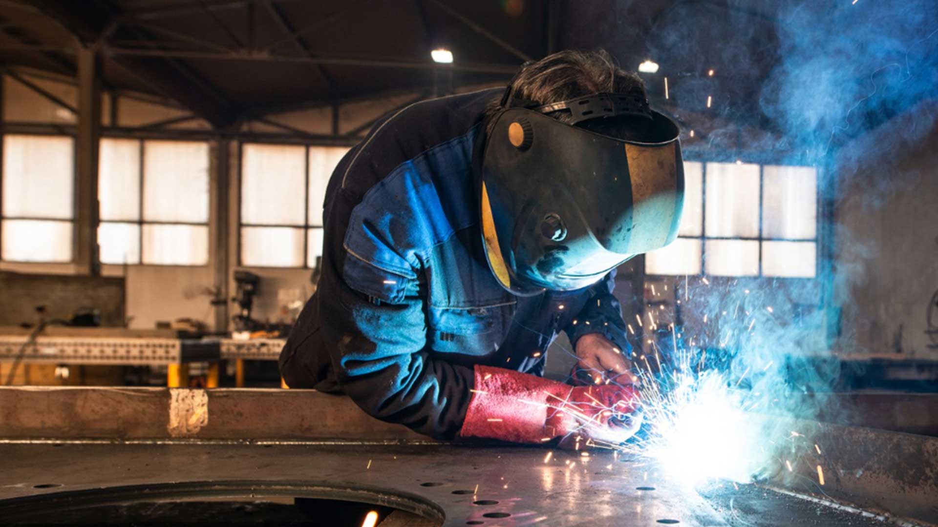 Soldador de GP Ingeniería trabajando con equipo de protección.